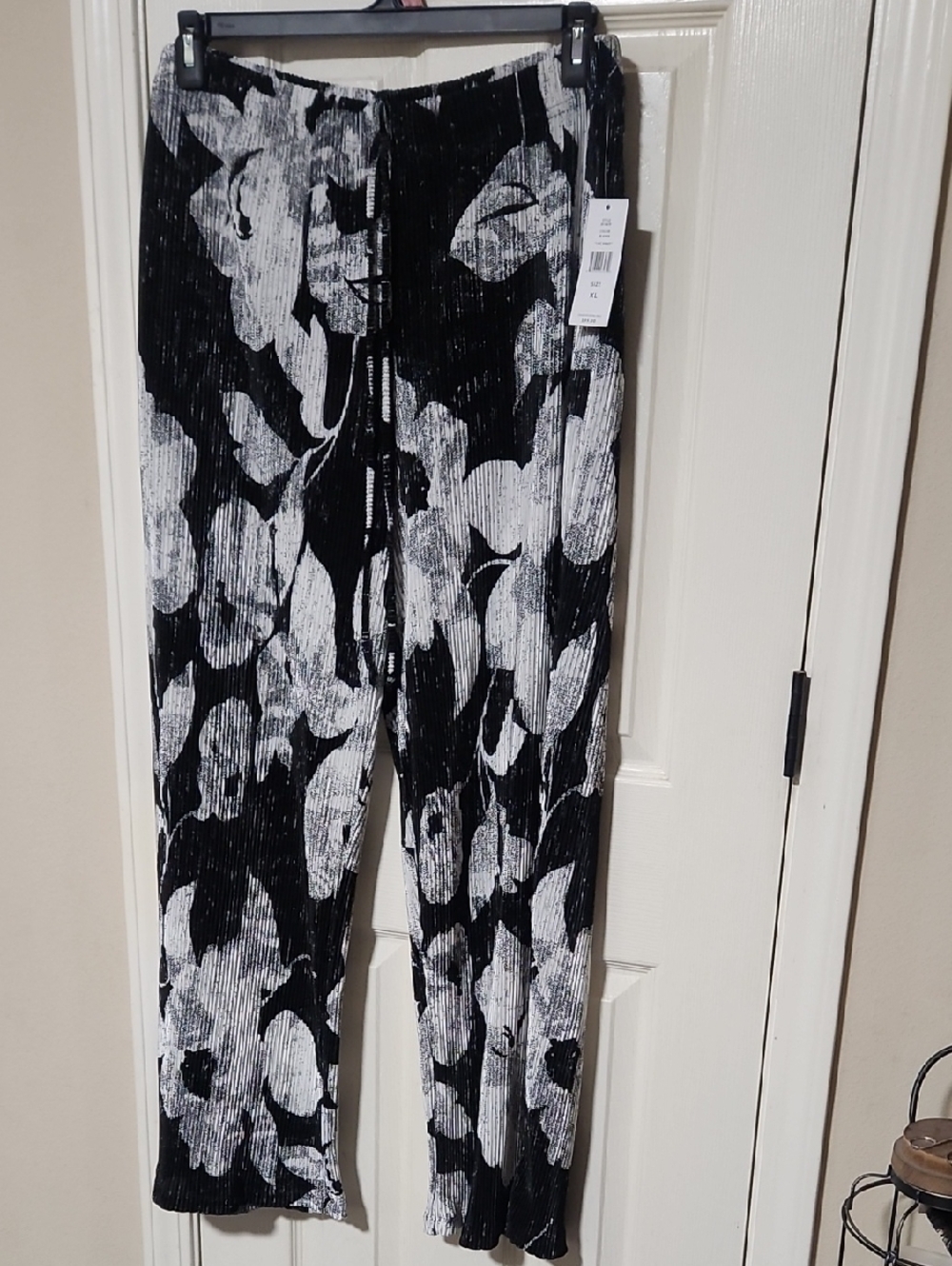 Wide Leg Pull-On Pants in Black & White Floral